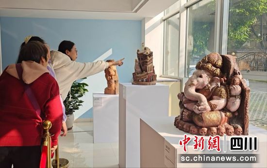 精品雕塑展吸引市民。陈勇 摄 精品雕塑展吸引市民。陈勇 摄