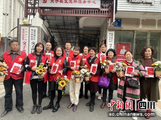 交子社区慈善爱心包系列活动现场。(交子社区供图) 交子社区慈善爱心包系列活动现场。(交子社区供图)