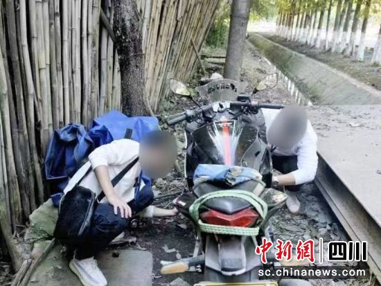民警查看被盗电瓶车。 什邡市公安局供图 民警查看被盗电瓶车。 什邡市公安局供图