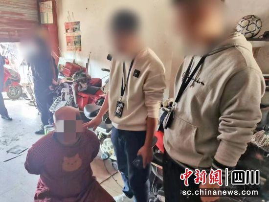 民警抓获嫌疑人。 什邡市公安局供图 民警抓获嫌疑人。 什邡市公安局供图
