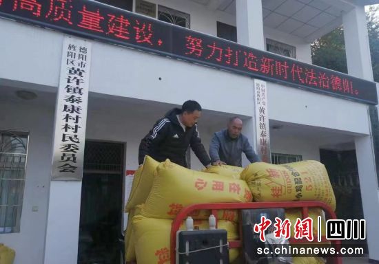 泰康村将丰收的高粱装车。 黄许镇纪委供图 泰康村将丰收的高粱装车。 黄许镇纪委供图