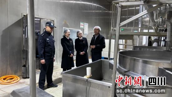 驻镇法官与法庭干警查看生产线。 什邡市人民法院供图 驻镇法官与法庭干警查看生产线。 什邡市人民法院供图