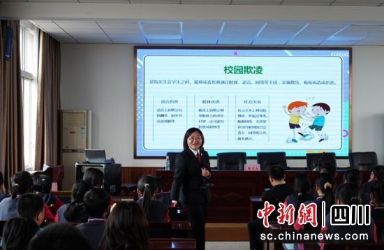 “送法进校园”活动现场。沿滩融媒 供图 “送法进校园”活动现场。沿滩融媒 供图