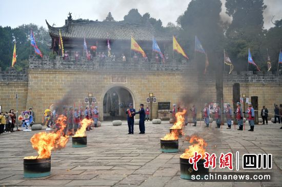 情景剧现场的消防宣传。德阳消防供图 情景剧现场的消防宣传。德阳消防供图