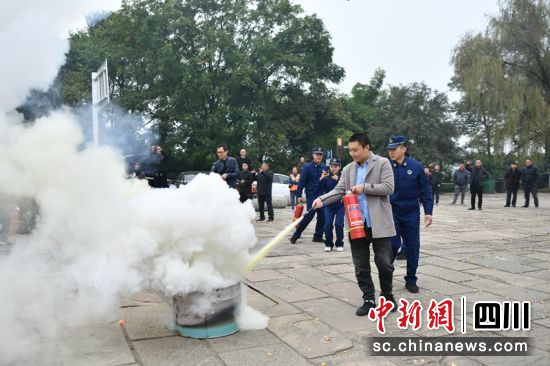 民众现场参与体验灭火器正确使用。德阳消防供图 民众现场参与体验灭火器正确使用。德阳消防供图