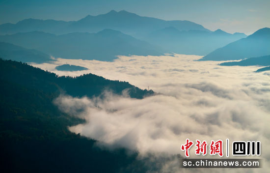 冬日的清晨,平武山村晨曦雾绕,云海升腾。 胡宇 摄 冬日的清晨,平武山村晨曦雾绕,云海升腾。 胡宇 摄