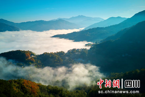 冬日的清晨,平武山村晨曦雾绕,云海升腾。 胡宇 摄 冬日的清晨,平武山村晨曦雾绕,云海升腾。 胡宇 摄