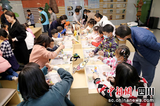 低碳手工体验。(天府人文艺术图书馆 供图) 低碳手工体验。(天府人文艺术图书馆 供图)