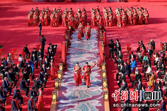 集体婚礼现场。(中铁二十四局供图) 集体婚礼现场。(中铁二十四局供图)
