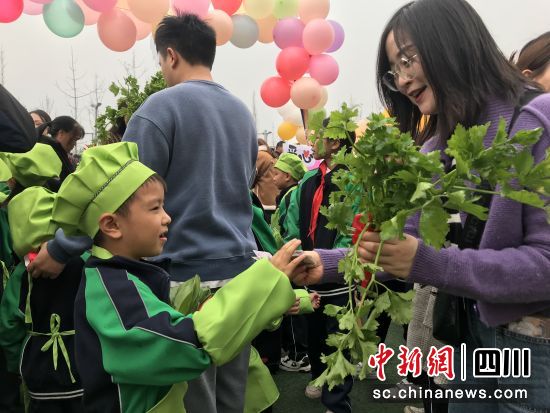 义卖蔬菜。泸县融媒体中心供图 义卖蔬菜。泸县融媒体中心供图