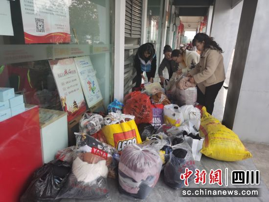 捐赠现场。 孝感街道供图 捐赠现场。 孝感街道供图