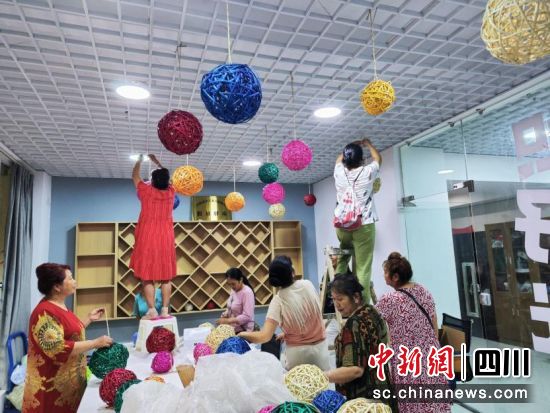 社区开展编织活动。(江陵路社区 供图) 社区开展编织活动。(江陵路社区 供图)