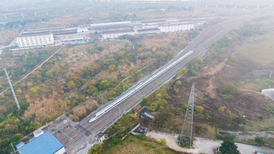 川青首趟镇江关载客交路CRH2G高寒动车组。成都动车段供图 川青首趟镇江关载客交路CRH2G高寒动车组。成都动车段供图