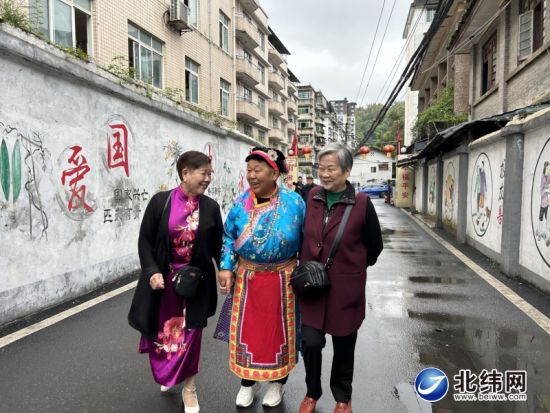 曾邦芬(左)、阿中(中)常常结伴参加社区活动 曾邦芬(左)、阿中(中)常常结伴参加社区活动