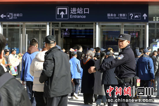 民警在川青铁路开通仪式现场引导旅客进站。王晓丹 摄 民警在川青铁路开通仪式现场引导旅客进站。王晓丹 摄