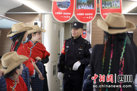 乘警在川青铁路C6008次首发列车上服务群众。王晓丹 摄 乘警在川青铁路C6008次首发列车上服务群众。王晓丹 摄