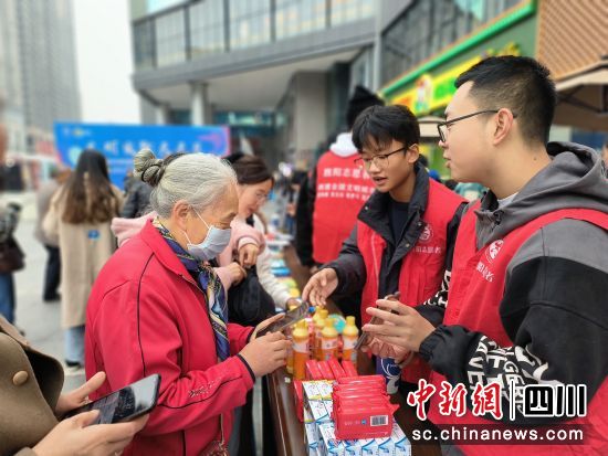 为群众讲解文明实践知识。 德阳市文明办供图 为群众讲解文明实践知识。 德阳市文明办供图