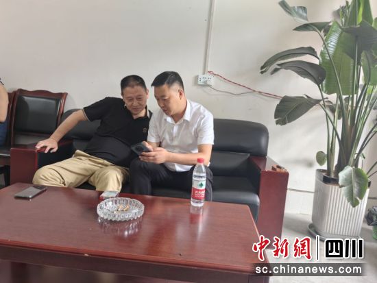 上门为客户介绍金融产品。邮储银行开江县支行 供图 上门为客户介绍金融产品。邮储银行开江县支行 供图