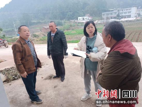进村入户走访群众。 中江县纪委监委供图 进村入户走访群众。 中江县纪委监委供图