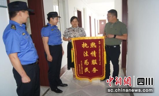 小南街小学和幼儿园负责人为工作人员送锦旗。 中江县纪委监委供图 小南街小学和幼儿园负责人为工作人员送锦旗。 中江县纪委监委供图