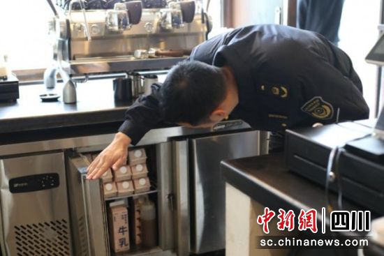 执法人员检查中。成华区市场监管局 供图 执法人员检查中。成华区市场监管局 供图