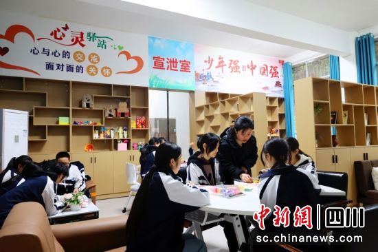 西充县太平镇育英中学心理辅导室,孩子们正在上课。 廖桂华 摄 西充县太平镇育英中学心理辅导室,孩子们正在上课。 廖桂华 摄