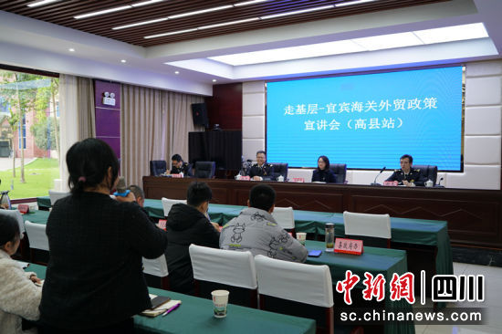 培训现场,企业现场咨询相关政策。王春艳 摄 培训现场,企业现场咨询相关政策。王春艳 摄