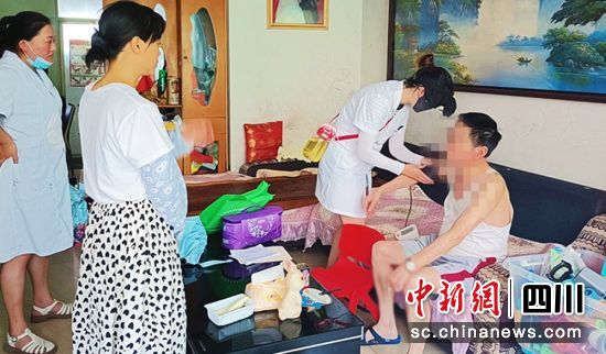 养老服务送上门。贡井融媒 供图 养老服务送上门。贡井融媒 供图
