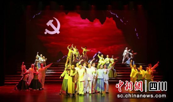 大型曲艺音乐剧《周永开》演出现场。苗勇供图 大型曲艺音乐剧《周永开》演出现场。苗勇供图