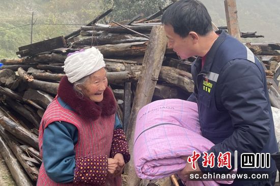 御寒物资发放现场。泸州应急供图 御寒物资发放现场。泸州应急供图