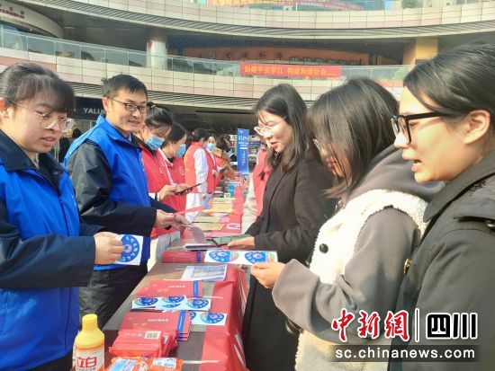 为群众发放文明实践宣传资料。 罗江区委宣传部供图 为群众发放文明实践宣传资料。 罗江区委宣传部供图