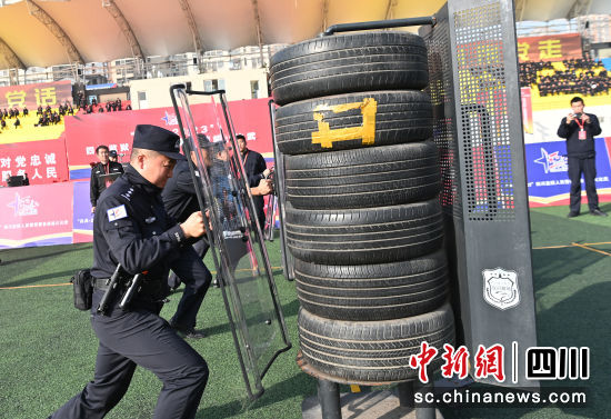 撞击轮胎车比赛现场。记者安源 摄 撞击轮胎车比赛现场。记者安源 摄