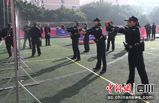 催泪喷射器使用比赛现场。邹斌 摄 催泪喷射器使用比赛现场。邹斌 摄