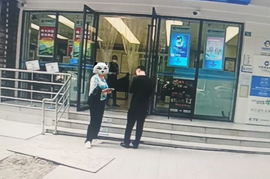 民警对陈女士进行劝阻 民警对陈女士进行劝阻