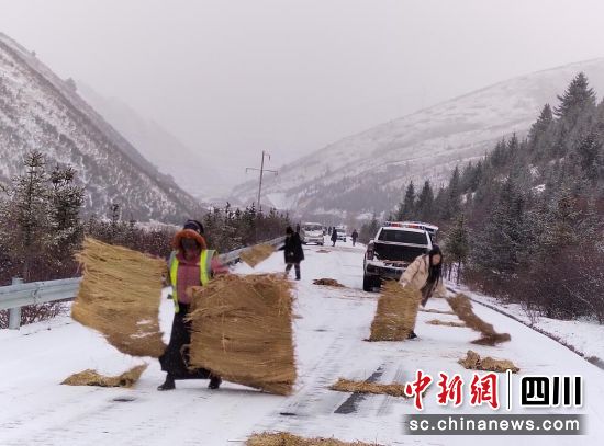 冰雪护路人。壤塘县委宣传部 供图 冰雪护路人。壤塘县委宣传部 供图