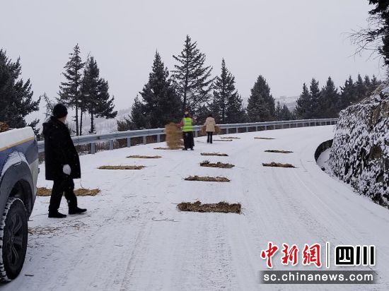 冰雪护路人。壤塘县委宣传部 供图 冰雪护路人。壤塘县委宣传部 供图