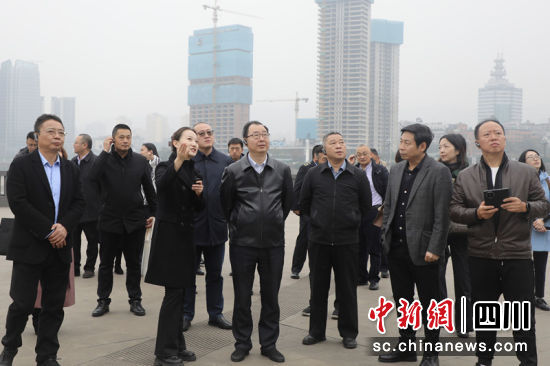 参观冠英古街与夹镜楼。朱思雨 摄 参观冠英古街与夹镜楼。朱思雨 摄