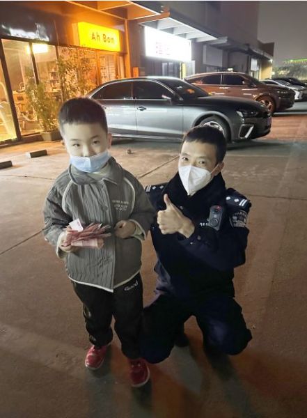 呆萌的赵俊熙却有着坚定的神情——捡到的现金一定要交给警察叔叔 呆萌的赵俊熙却有着坚定的神情——捡到的现金一定要交给警察叔叔