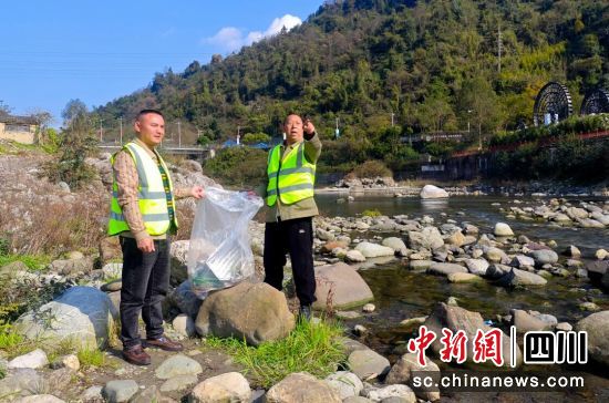 马甲河道管护员清理河道垃圾。汶川县委宣传部 供图 马甲河道管护员清理河道垃圾。汶川县委宣传部 供图