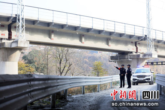 成都铁路公安处松潘车站派出所民警王培东(右)和才旺罗布在川青铁路沿线巡逻。王晓丹 摄 成都铁路公安处松潘车站派出所民警王培东(右)和才旺罗布在川青铁路沿线巡逻。王晓丹 摄