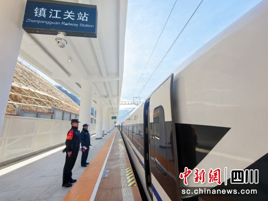 成都铁路公安处松潘车站派出所民警刘宏涛会同保安在镇江关车站站台上值守。王晓丹 摄 成都铁路公安处松潘车站派出所民警刘宏涛会同保安在镇江关车站站台上值守。王晓丹 摄