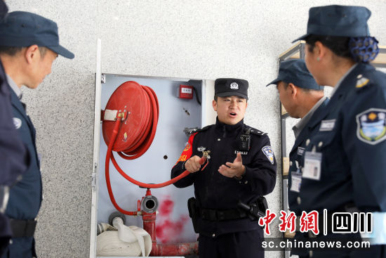 成都铁路公安处松潘车站派出所民警王培东在茂县站组织保安队员开展消防培训。王晓丹 摄 成都铁路公安处松潘车站派出所民警王培东在茂县站组织保安队员开展消防培训。王晓丹 摄