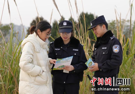 为群众讲解生态环境保护知识。 三台县公安局供图 为群众讲解生态环境保护知识。 三台县公安局供图