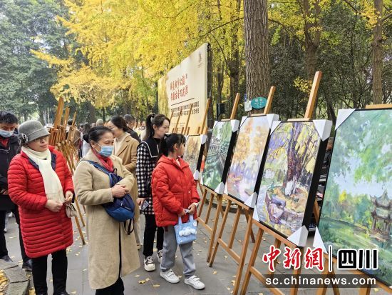 市民观展。韩金雨 摄 市民观展。韩金雨 摄