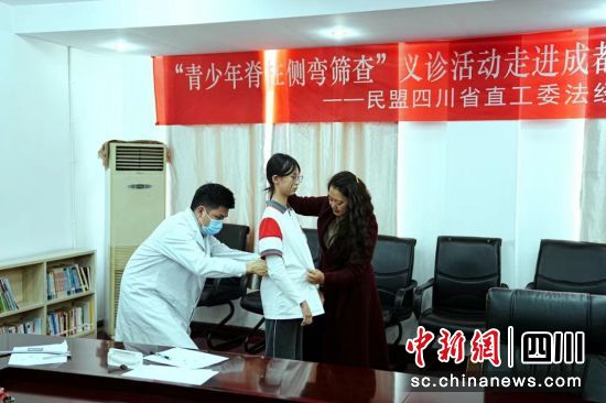 与会嘉宾及专家合影。钟翔摄 与会嘉宾及专家合影。钟翔摄