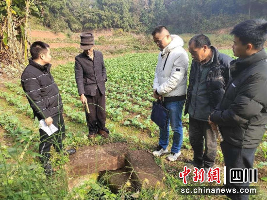 彭光和带巡察组看他挑水的地方。方鸿 摄 彭光和带巡察组看他挑水的地方。方鸿 摄