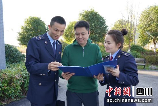 通江县税务局“税费政策宣传团”上门开展政策专项解读和辅导。四川税务供图 通江县税务局“税费政策宣传团”上门开展政策专项解读和辅导。四川税务供图