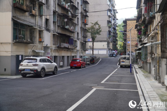 改造后的青江小区不仅路面平整还装上了太阳能路灯。人民网 赵祖乐摄 改造后的青江小区不仅路面平整还装上了太阳能路灯。人民网 赵祖乐摄