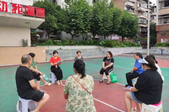 社区工作人员到雅化小区开展反诈、燃气安全知识宣传。受访者供图 社区工作人员到雅化小区开展反诈、燃气安全知识宣传。受访者供图