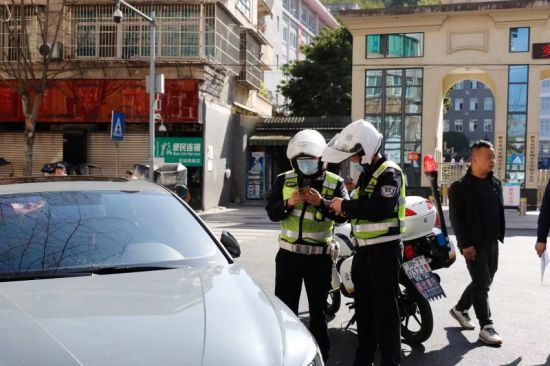 雅安交警正在对违停车辆进行查处。受访者供图 雅安交警正在对违停车辆进行查处。受访者供图